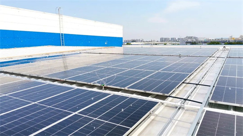 光伏清洗的AI黑科技：水花旋轉 電量滿(mǎn)滿(mǎn)！